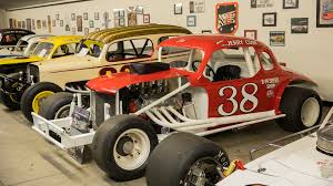 Some of the cars use firestone tires other cars use nascar tires. Nascar Modified Stock Cars Are Wider Shorter With Obnoxious Amounts Of Rubber