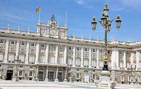 Este situat in estul centrului istoric al orasului madrid si destul de aproape de plaza. Cele 16 AtracÈ›ii Turistice De Top Din Madrid Atractii Turistice