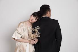 Lihat ide lainnya tentang pengantin, gaya pengantin, pose perkawinan. An Artsy Pre Wedding Shoot With A Hint Of Street Style 019 Pose Prewedding Foto Perkawinan Gambar Perkawinan