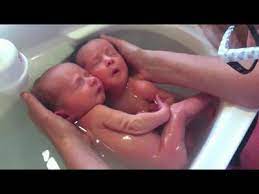 L Attendrissante Video De Petits Jumeaux Qui Testent La Thalasso Bain Bebe