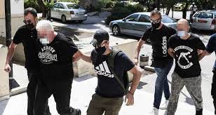 Η 18χρονη πραγματοποιούσε μόνο κοντινές αποστάσεις μέχρι δηλαδή μέχρι την καφετέρια της περιοχής και πάντα υπό την επίβλεψη του 39χρονου ο οποίος δεν την άφηνε ποτέ να μιλήσει στους γείτονες απειλώντας την με την ίδια. Z6skyg0r3hb1om