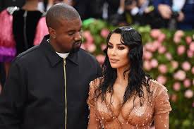 Despite rumours that kim kardashian and kanye west are headed for a divorce, the rapper is still wearing his wedding ring. Kanye West Is Spotted Wearing His Wedding Ring Amid Reports Of Divorce From Kim Kardashian