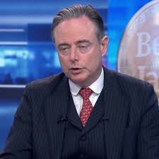 Dit blijft een ingewikkeld land. Maar terwijl het elders in Europa politiek  vastloopt, worden hier wel beslissingen genomen die gezien mogen worden.  Schoonheidsprijzen win je nooit met beleid in ...