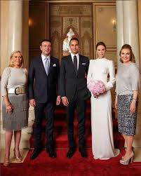 Nişantaşı kız lisesi'nden mezun olmuştur. Demet Sener Kimdir Kac Yasinda Ve Nereli Cenk Kupeli Ile Evlenen Demet Sener In Hayati