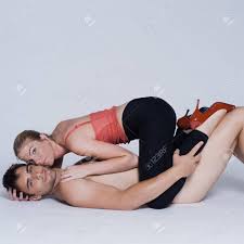 Après l'avoir surprise à envoyer des photos d'elle nue à un autre homme ! Jeune Couple Couche Avec La Femme Sur Le Dessus Et L Homme Nu En Studio Sur Fond Gris Isole Banque D Images Et Photos Libres De Droits Image 15640834