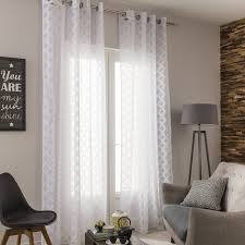 Des Voilages Blancs Pour Un Salon Aux Tonalites Claires Gris Et Bois Leroy Merlin Deco Rideaux Salon Idee Rideaux Rideau Voilage Blanc