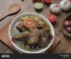 Bakso umumnya dibuat dari campuran daging sapi giling dan tepung tapioka, tetapi ada juga bakso yang terbuat dari daging ayam, ikan, atau udang bahkan daging kerbau. Food Photography Sop Image Photo Free Trial Bigstock