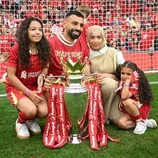 📷 Mohamed Salah và gia đình chụp ảnh cùng chiếc cúp vô địch Ngoại hạng Anh 🏆😍❤️