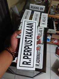 Tulis nama jenis tanaman herba anda pada papan nama kayu yang sudah anda buat. Papan Nama Ruang Kelas Kantor