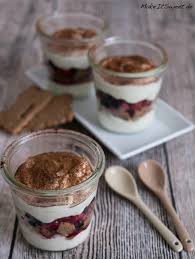 Für das apfeltiramisu biskotten, geschlagenes cremefine und apfelmus abwechselnd in einen schale füllen. Spekulatius Beeren Tiramisu Rezept Makeitsweet De