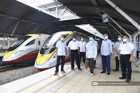 Beratur semasa menaiki kereta api. Tengku Zafrul On Twitter Jelajah Belanjawan 2021 Hari Ini Dimulakan Dengan Perjalanan Ke Ipoh Perak Menaiki Tren Ets Sempat Juga Beramah Bersama Penumpang Dan Pegawai Pegawai Perkhidmatan Https T Co 2sqxoqlflc