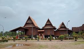Hang tuah dikenal sebagai seorang laksamana kuat dan merupakan salah satu pakar bela diri pencak silat terhebat dalam sejarah melayu. Historic Well Review Of Hang Tuah S Well Melaka Malaysia Tripadvisor