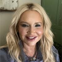 Kelly Mackey's Instagram, Twitter & Facebook