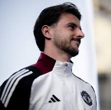 🚨 Fernandes, Garnacho and Mount don land. #MUFC