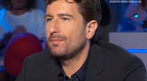 Questa figura di primo piano del panorama accademico guadagna la sua notorietà grazie alle conferenze e alle lezioni di storia medievale rese pubbliche su internet. Alessandro Siani Omaggia Pino Daniele Per Me E Un Monumento