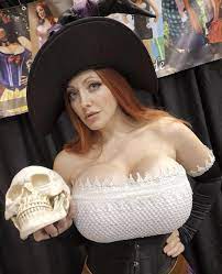 Alina at Game On Expo 2022 in her Sorceress cosplay. : rAlinaMasquerade