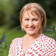 Amazon.com: Miss Austen Investigates: The Hapless Milliner: A Novel:  9781454951803: Bull, Jessica: Books