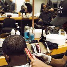 Bonjour, pour devenir barbier, il est nécessaire d'obtenir un cap de coiffure avec une spécialisation dans la coupe de la barbe. Formation Barber Groomer S Barbershop