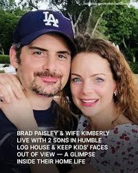 Inside the humble log house of Brad Paisley & wife Kimberly, life with 2  sons whom they keep out of view — Rare photos of their home in the  comments. 👇