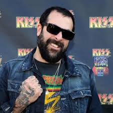 Animal Cribs season 2, episode 1 review: Dog Town, USA