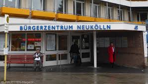 5 volumes, each with a brief textual introduction (6, 3, 4, 4, 4 pp., respectively) prefacing a presentation of 54 total plates across the five booklets showing designs for five different private residences, each of which are excellent examples of the architectural applications of the. Nach 30 Jahren Aus Fur Das Haus Des Alteren Burgers Facetten Magazin Neukolln