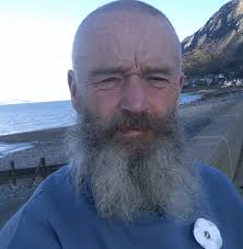 Who wears a white poppy?