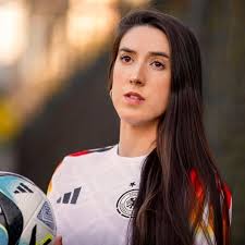 Amanda Heidrich's Instagram, Twitter & Facebook