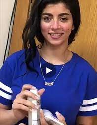 يذكر أنها انطلقت عام 2017 من خلال مشاركتها في مسلسل العراب. Ø¸Ù‡Ø±Øª Ø§Ù„ÙÙ†Ø§Ù†Ø© ÙƒØ§Ø±ÙˆÙ„ÙŠÙ† Ø¹Ø²Ù…ÙŠ ÙÙŠ Ù…Ø³Ù„Ø³Ù„ 3allmoda Ø¹Ø§Ù„Ù…ÙˆØ¶Ø© Facebook
