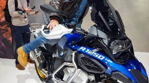 Dans la gamme r, les r, rs, et gsa adoptent le nouveau moteur 1250 cm3 shiftcam et l'écran tft connecté de série quand les séries f s'étoffent avec la f850gsa et son réservoir de 24 litres et la s1000rr. Les Nouveautes Bmw 2019 Au Salon De Milan Eicma Youtube