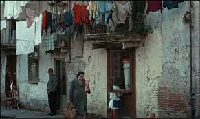 布景 服装in martin eden 2019 dir pietro marcello 全片主色为蓝色 青色 也是男主角成名前衣服的颜色 是意大利贫民区的颜色 是最终他投向命运的大海的颜色 相反 女主角的别墅多呈现黄色调 而马丁 伊登在贫困时写书的小屋里也是黄色调的 style painting