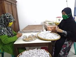 Singkong muda yang telah diseleksi dikeringkan terlebih dahulu. Mengunjungi Produksi Dodol Tape Sirsak Bu Nur Salah Satu Brand Produk Umkm Banyumas Banyumas Ekspres