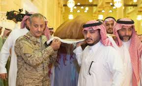 صور مؤثرة للأمير اللواء فهد بن تركي وهو يود ع والده بملابسه العسكرية المملكة
