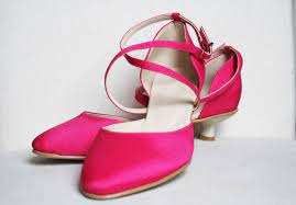 Where does the hardy fuchsia plant come from? Brautschuhe In Fuchsia Oder Pink Bezogen Mit Ihrem Wunschstoff Www Kleiderfreuden De Brautschuhe Braut Schuhe