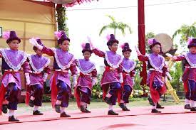 Tradisi kuno tarian dan drama dilestarikan di berbagai sanggar dan sekolah seni tari yang dilindungi oleh pihak keraton atau akademi seni yang tarian yang dimainkan oleh kurang lebih empat orang penari perempuan ini pertama kali ditampilkan pada abad ke 17 tepatnya tahun 1903 saat pangali. Kesenian Tradisi Yang Hampir Punah Tari Merawai Hingga Boria Balai Pelestarian Nilai Budaya Kepulauan Riau