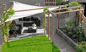 Sehe Dir Das Foto Von Kunstfan Mit Dem Titel Sonnensegel In Dreieckiger Form Als Moderner Sichtschutz Und Sonnensch Mit Bildern Garten Patio Garten Zeitgenossischer Garten