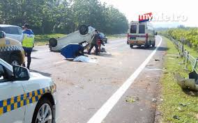 Selepas itu, anak saya sudah 'terbang' daripada kereta melalui cermin sisi (sebelah penumpang) yang pecah. Budak Maut Tercampak Harian Metro