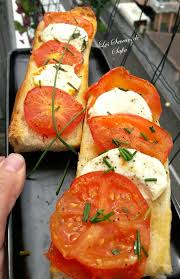 Tartine Tomate Chevre Et Ciboulette Tous Simplement Je Voulais Aujourdhui Une Tartine Chaude Et Bien Croustillante C Est Sain Et Bon Garnie De Fromag Panqueca