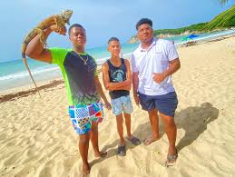 La familia es nuestro refugio, y cada momento compartido se convierte en un  tesoro invaluable. Desde risas en la mesa hasta aventuras en la naturaleza,  cada experiencia cuenta. #família #momentosjuntos #vacaciones #puntacana