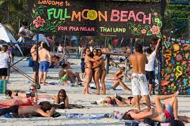 Koh phi phi seems comparatively quieter than koh phangan though the party itself isn't some amateur new charm. Koh Phangan Von Traumstranden Bis Fullmoon Party Thailand Reiseblog