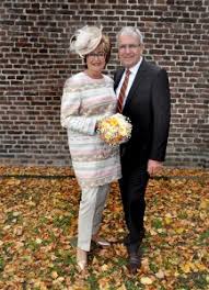 Wenn der eine öfter kleckert und der and're zu viel meckert. Gerrys Festmoden Brautmoden Goldene Hochzeit Kopfschmuck Gerrys Brautmoden Und Festmoden Neuss Bei Dusseldorf