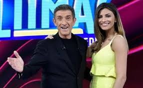 La pierdomenico, oggi felicemente fidanzata con il conduttore di striscia la notizia ezio greggio, ha 25 anni: Incidente Ezio Greggio E Romina Pierdomenico A Ibiza La Rabbia Del Conduttore