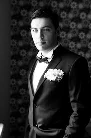 Prêt à porter homme , costumes et blazers taille : Bel Homme Debout Et Regardant En Costume De Mariage Noir Et Blanc Photo Gratuite