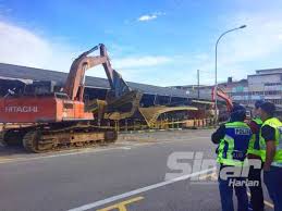 Dia datang setiap hari kamis jam 09.30, hampir selalu tepat. Pembekal Kecewa Pasar Besar Pasir Puteh Diroboh