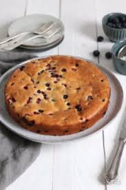 Kuchen is the german word for a cake topped with a cream or custard filling. Einfacher Joghurt Kuchen Mit Beeren Bake To The Roots