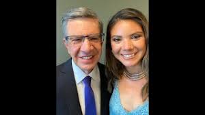 Esta casado con maría estela león ruiz (hija del dirigente del man alberto león fuentes y maruja ruiz izurieta), con quien tiene siete hijos: Celebrando A Los Recien Casados Hija De Joaquin Lavin Contrajo Matrimonio Con Youtube