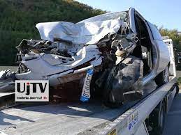 L'incidente è avvenuto nella tarda serata di oggi, sabato 5 dicembre, sulla tangenziale ovest di incidente mortale oggi sulla statale 121 che collega paternò a catania all'altezza di piano tavola nel. Incidente Stradale Mortale Perugia Frontale Auto Furgone Muore Donna