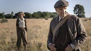 Une riche veuve engage un archéologue amateur pour exhumer une sépulture dans sa propriété. Ralph Fiennes And Carey Mulligan Remake History In Netflix Film The Dig Bbc News