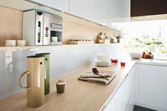 Moderne Italienische Kuche Bietet Einen Funktionalen Stauraum Kuchen Design Kuche Orange Kuche