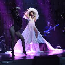 In an interview with elle, dua explained how she barely ever wears face makeup on her days off. Dua Lipa Stunned In Valentino Faberge On Saturday Night Live