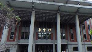 行政院發言人羅秉成表示，目前規劃中的「孩童家庭防疫補貼」會提供給家有國小以下孩童的家庭，包含幼兒園學童、尚未就學的嬰幼兒都可以請領，在三級警戒令尚未撤銷時出生的新生兒也可以領；估計受惠者有 250 萬人，經費需 200 多億元。 W 0m0d1fzg8lbm